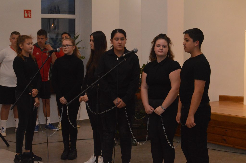 Károlyi Gáspár Általános Iskola műsorából részlet